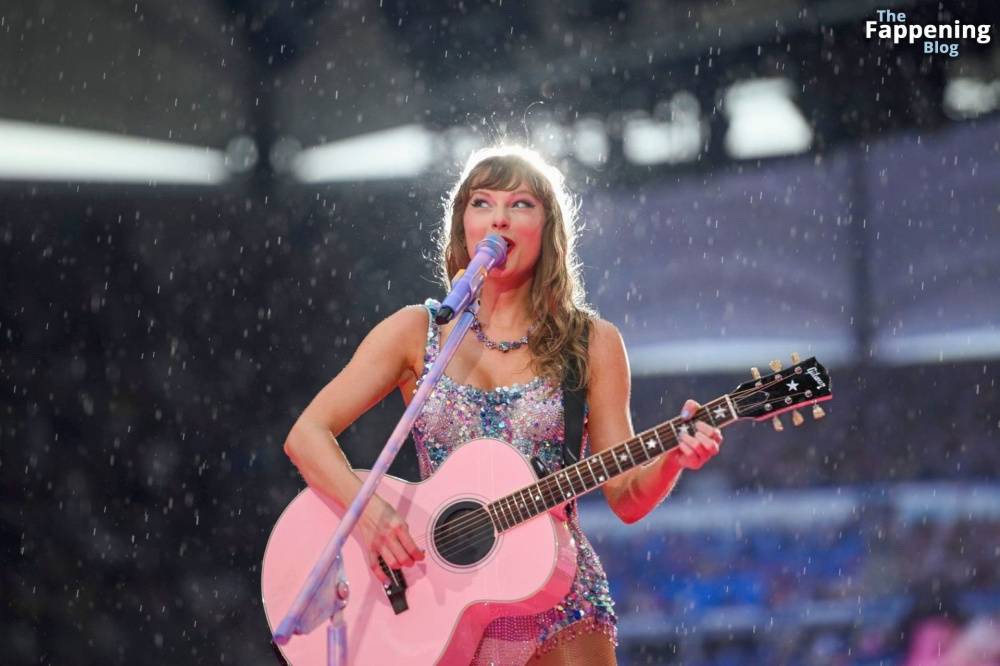 Taylor Swift Performs in Hamburg (41 Photos) - #2