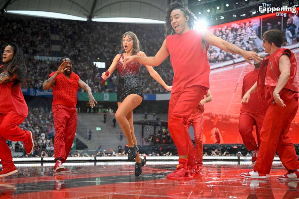 Taylor Swift Performs in Hamburg (41 Photos) - #4