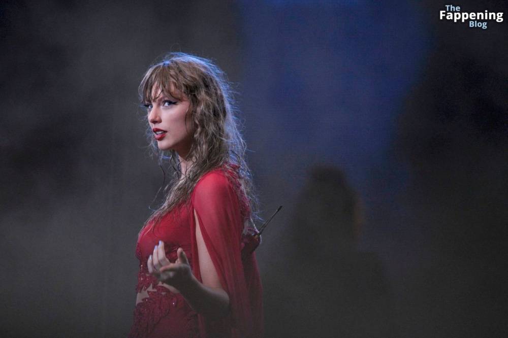 Taylor Swift Performs in Hamburg (41 Photos) - #26