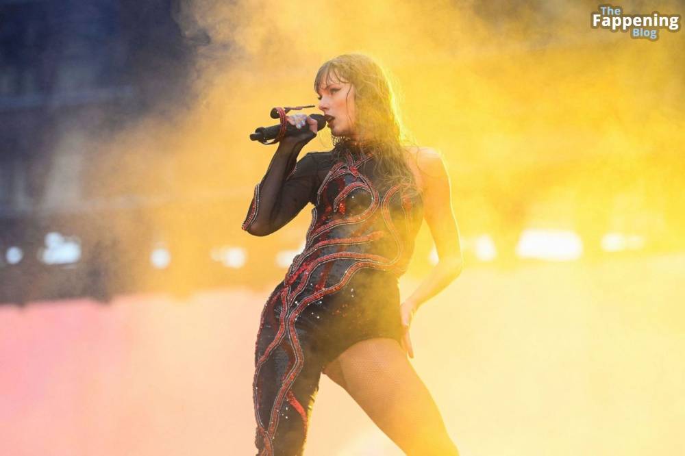 Taylor Swift Performs in Hamburg (41 Photos) - #13