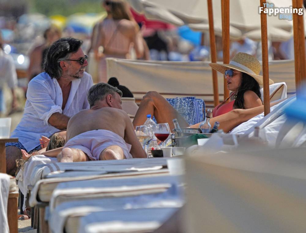 Bethenny Frankel Shows Off Her Sexy Boobs in a Swimsuit on the Beach in Saint Tropez (27 Photos) - #25