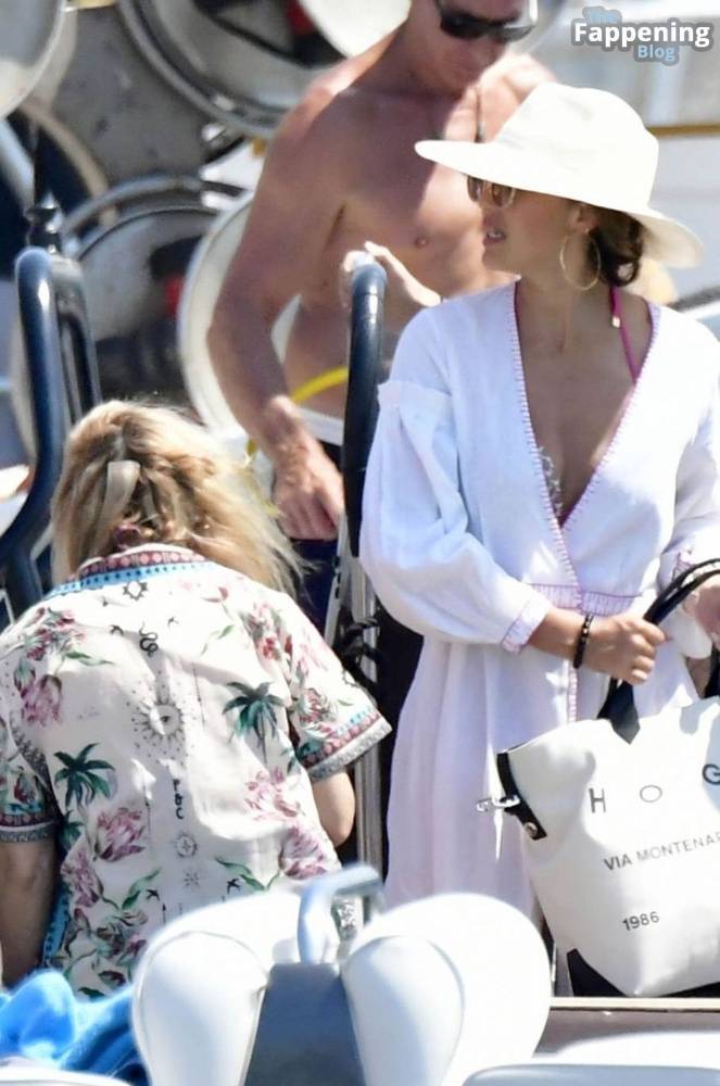 Jessica Alba Enjoys Her Family Vacation in Mykonos (68 Photos) - #1