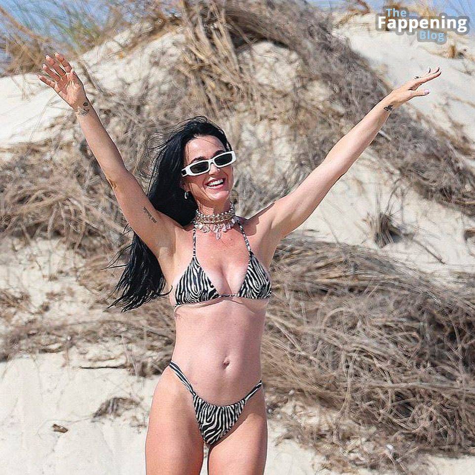 Katy Perry Displays Her Sexy Bikini Body on the Beach in Ibiza (9 Photos) - #6