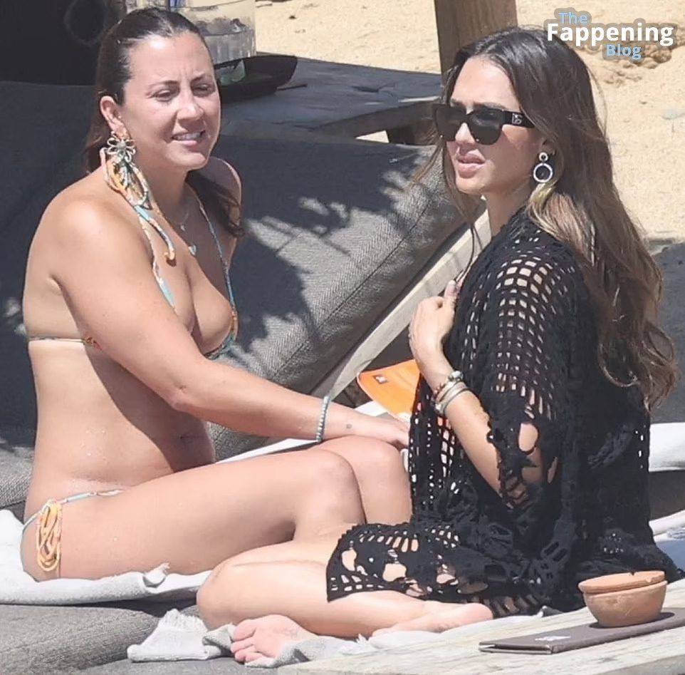 Jessica Alba Looks Sexy in a Black Bikini (15 Photos) - #7