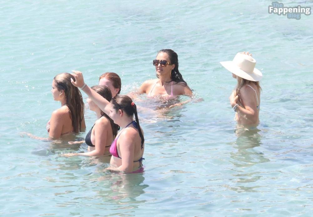 Jessica Alba Stuns in Her Pink Bikini on Her Family Holiday out in Mykonos (20 Photos) - #10