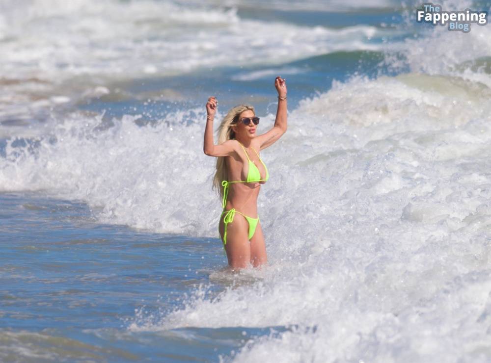 Tori Spelling Looks Smoking Hot in a Bikini as She Hits the Beach in Malibu (24 Photos) - #21