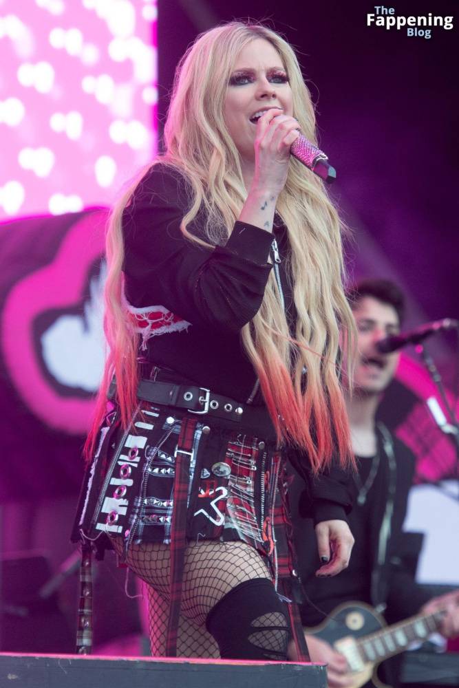 Avril Lavigne Looks Sexy at Glastonbury 2024 (19 Photos) - #9