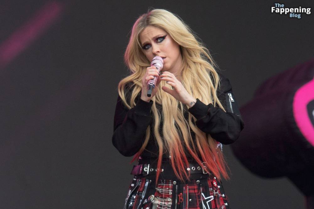 Avril Lavigne Looks Sexy at Glastonbury 2024 (19 Photos) - #17