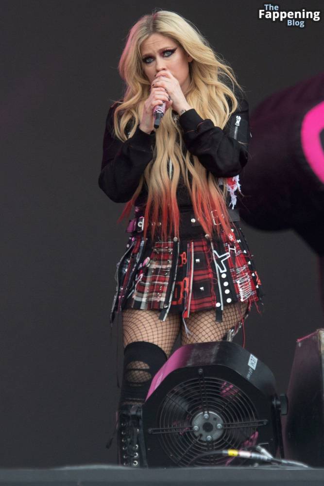 Avril Lavigne Looks Sexy at Glastonbury 2024 (19 Photos) - #16