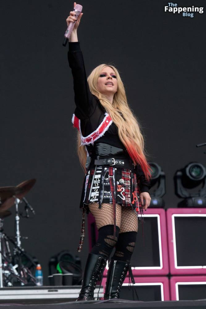 Avril Lavigne Looks Sexy at Glastonbury 2024 (19 Photos) - #1