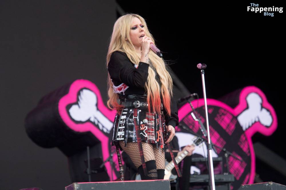 Avril Lavigne Looks Sexy at Glastonbury 2024 (19 Photos) - #8