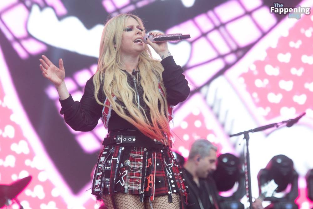 Avril Lavigne Looks Sexy at Glastonbury 2024 (19 Photos) - #3