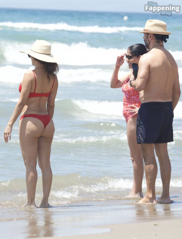 Eva Longoria Enjoys The Beach With Her Family in Marbella (34 Photos) - #21