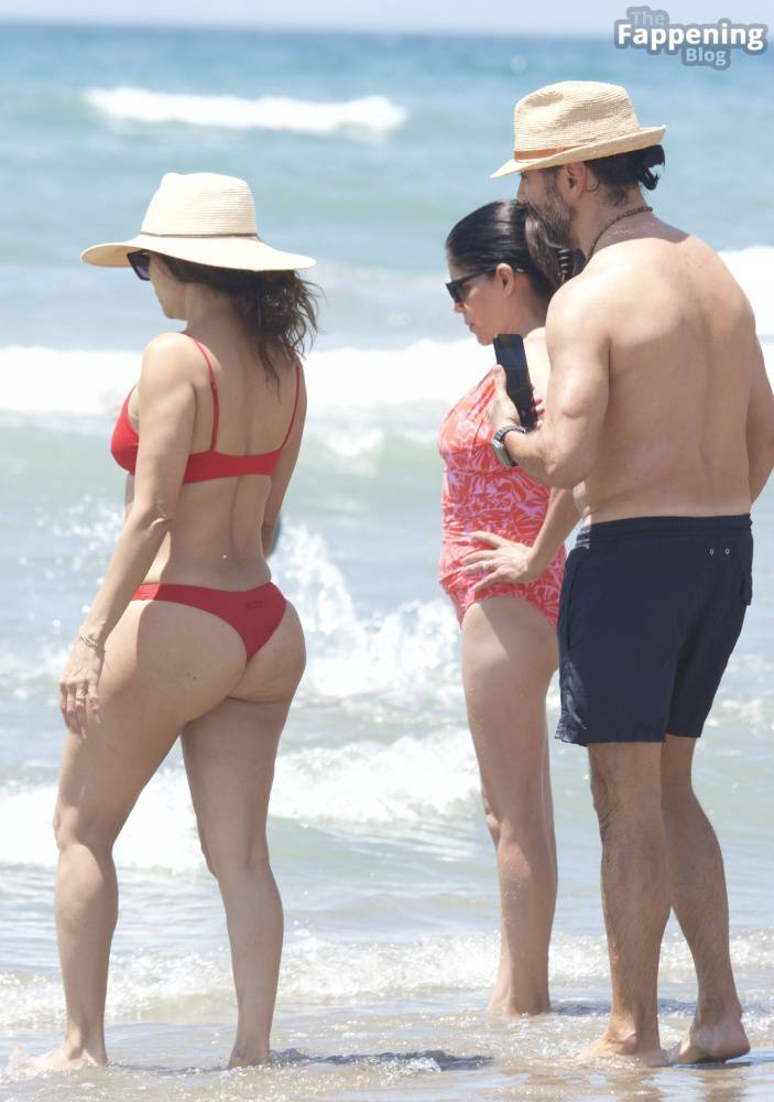 Eva Longoria Enjoys The Beach With Her Family in Marbella (34 Photos) - #8