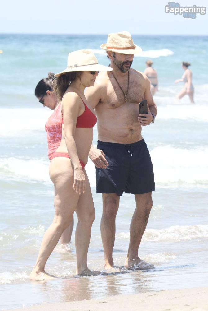 Eva Longoria Enjoys The Beach With Her Family in Marbella (34 Photos) - #5