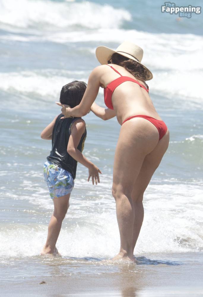 Eva Longoria Enjoys The Beach With Her Family in Marbella (34 Photos) - #14