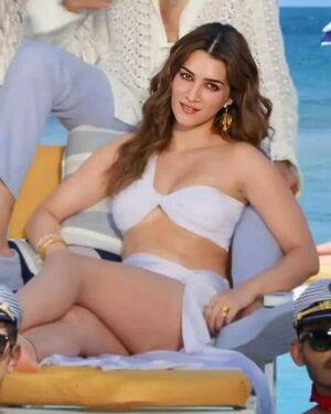 Kriti Sanon / kritisanon Nude Leaks - Fapello - #7