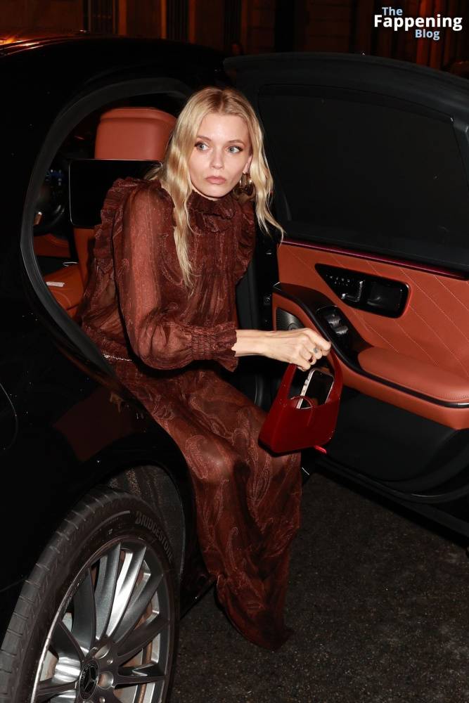 Abbey Lee Kershaw Displays Her Nude Tits at the Saint Laurent Show in Paris (35 Photos) - #16