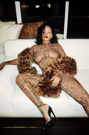 Rihanna Nude Modeling Photoshoot Set Leaked - #main