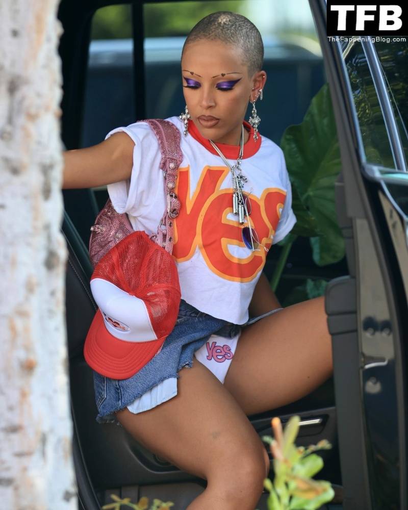 Doja Cat Puts on a Sexy Display While Spotted Shopping in Calabasas - #main
