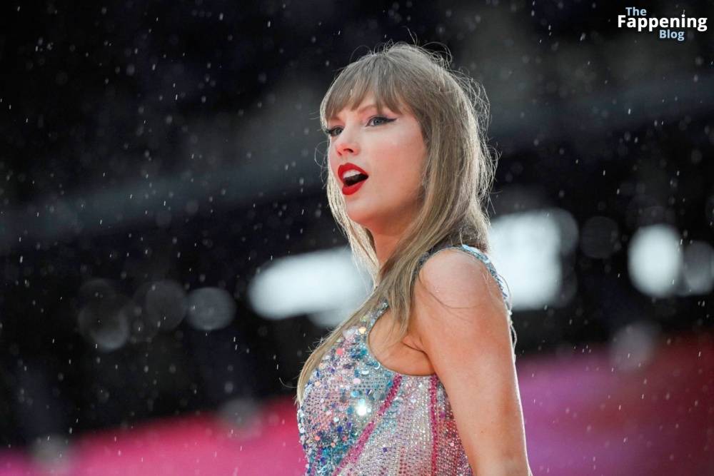 Taylor Swift Performs in Hamburg (41 Photos) - #main