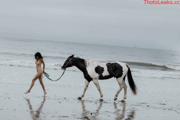 Kendall Jenner Nude Horse Riding Set Leaked