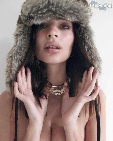 Emily Ratajkowski Topless (3 Hot Photos) on dailyfans.net