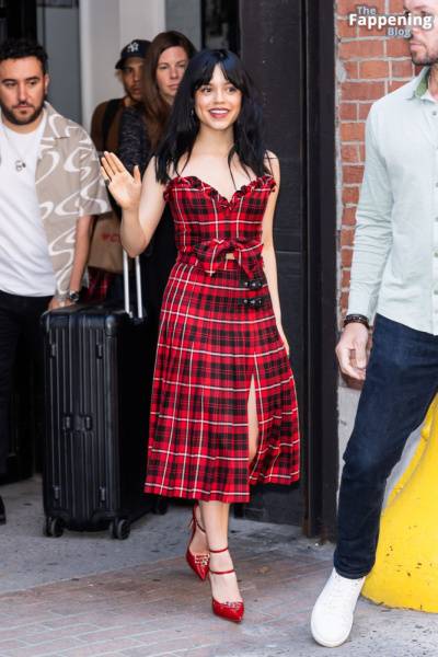 Jenna Ortega Flashes a Smile and a Wave as She Steps Out in NYC (35 Photos) - Usa on dailyfans.net