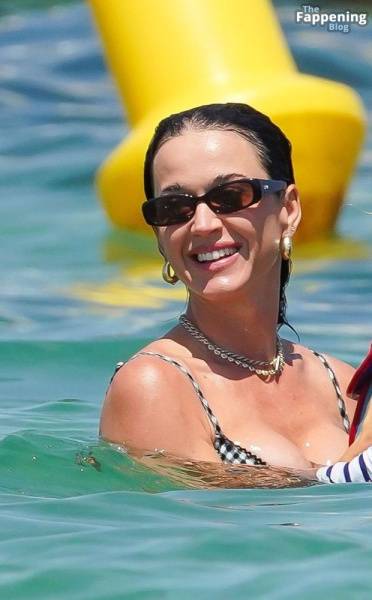 Katy Perry and Her Family Arrive at Le Club 55 in Saint-Tropez (97 Photos) - France on dailyfans.net