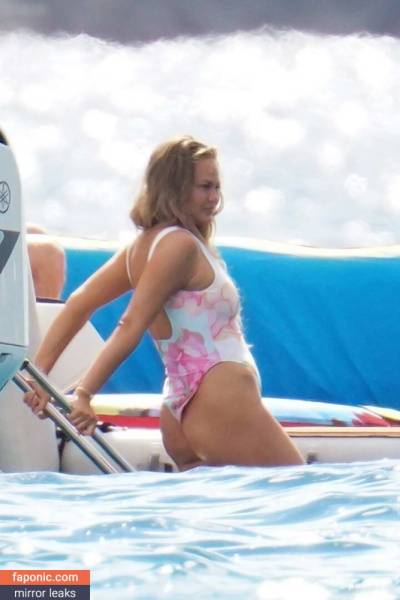 Chrissy Teigen aka ChrissyTeigen Nude Leaks on dailyfans.net