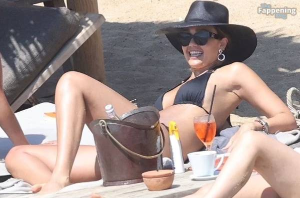 Jessica Alba Looks Sexy in a Black Bikini (15 Photos) - Greece on dailyfans.net