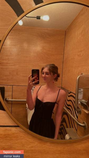 Willow Shields aka willowshields Nude Leaks on dailyfans.net